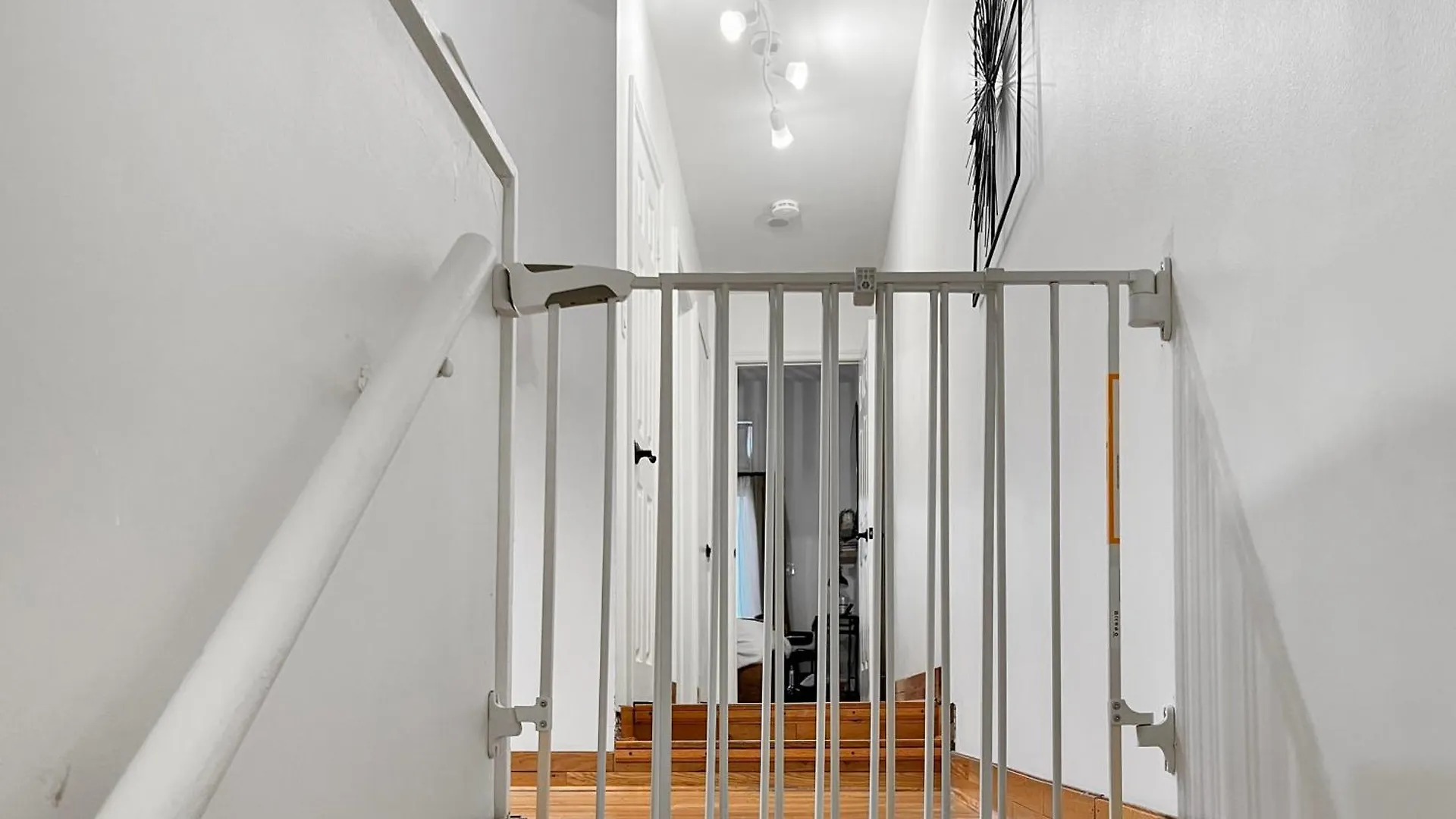 Historic Old Victorian With Deck And Parking Apartment Toronto Canada