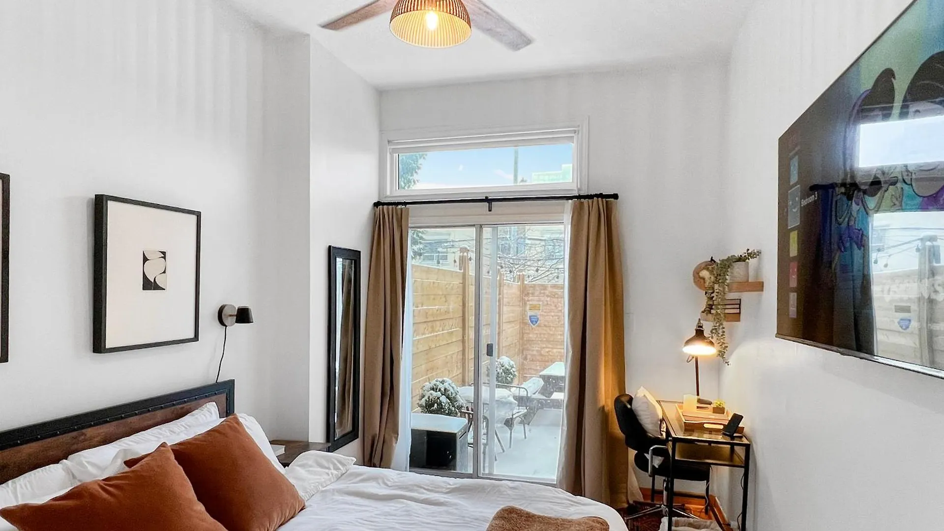 Historic Old Victorian With Deck And Parking Apartment Toronto Canada