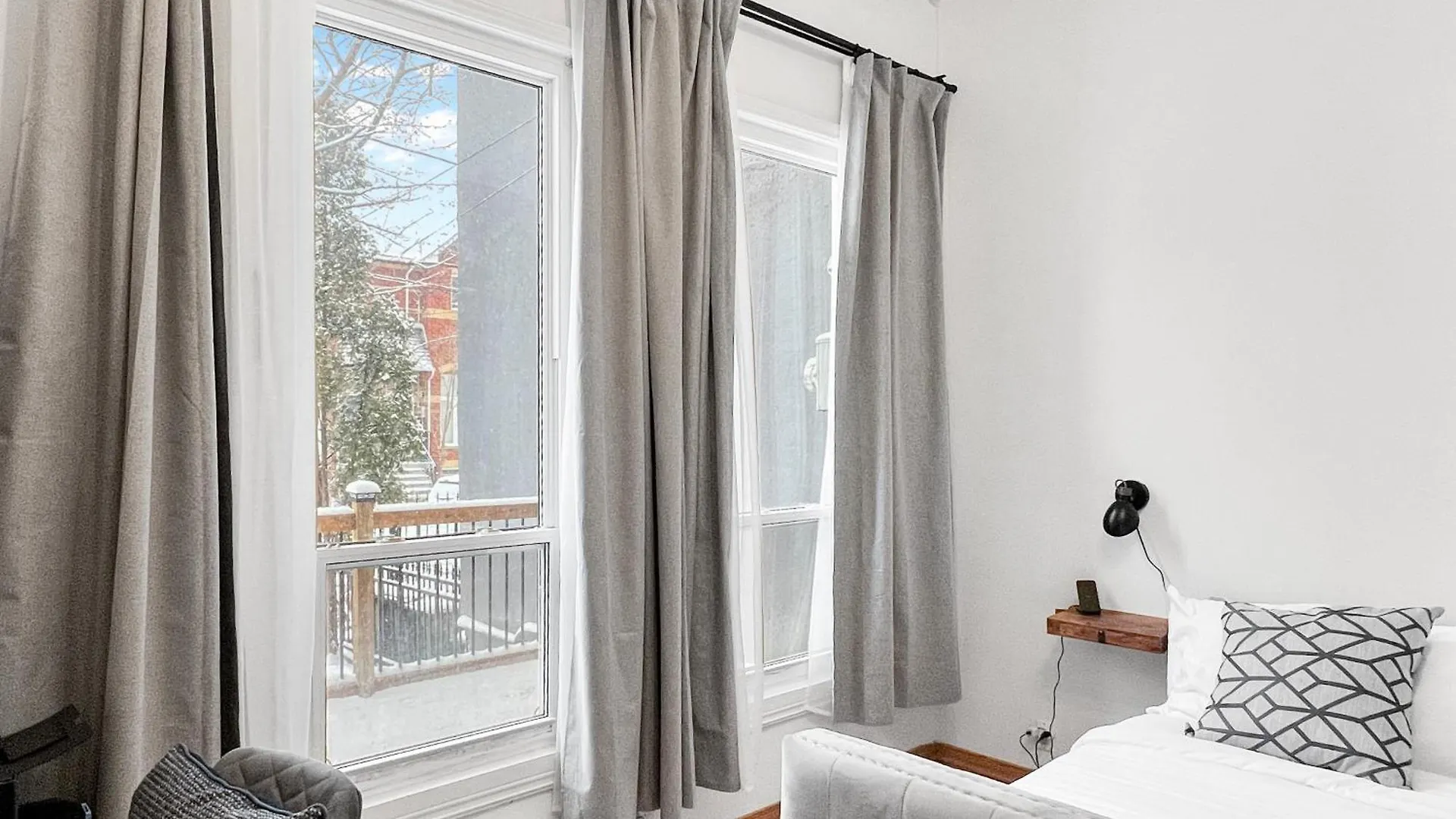 Historic Old Victorian With Deck And Parking Apartment Toronto