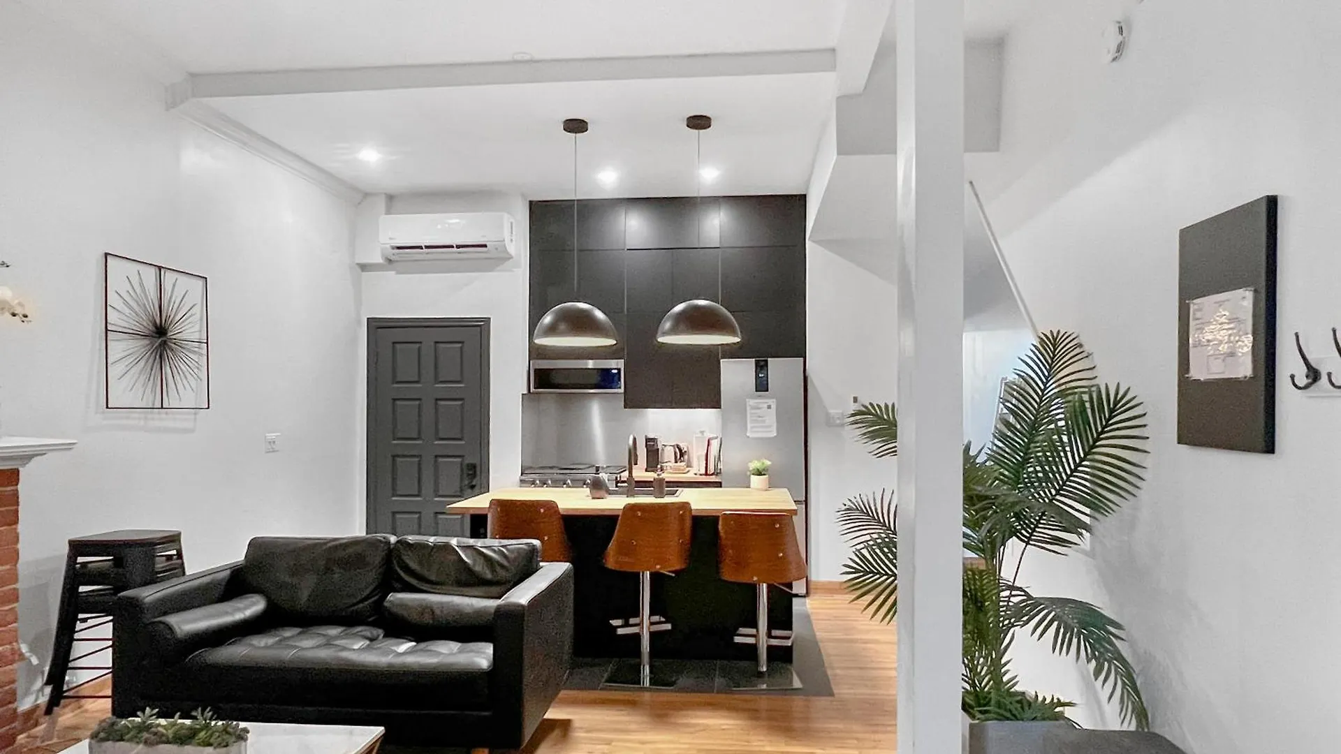 Historic Old Victorian With Deck And Parking Apartment Toronto