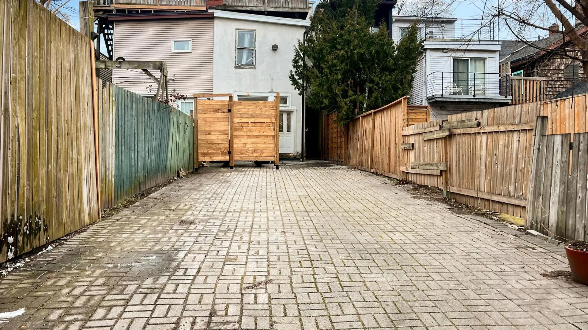 Historic Old Victorian With Deck And Parking Apartment Toronto 0*,