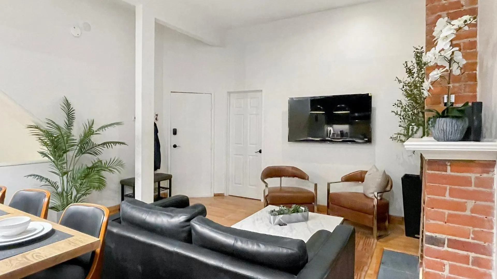 Historic Old Victorian With Deck And Parking Apartment Toronto